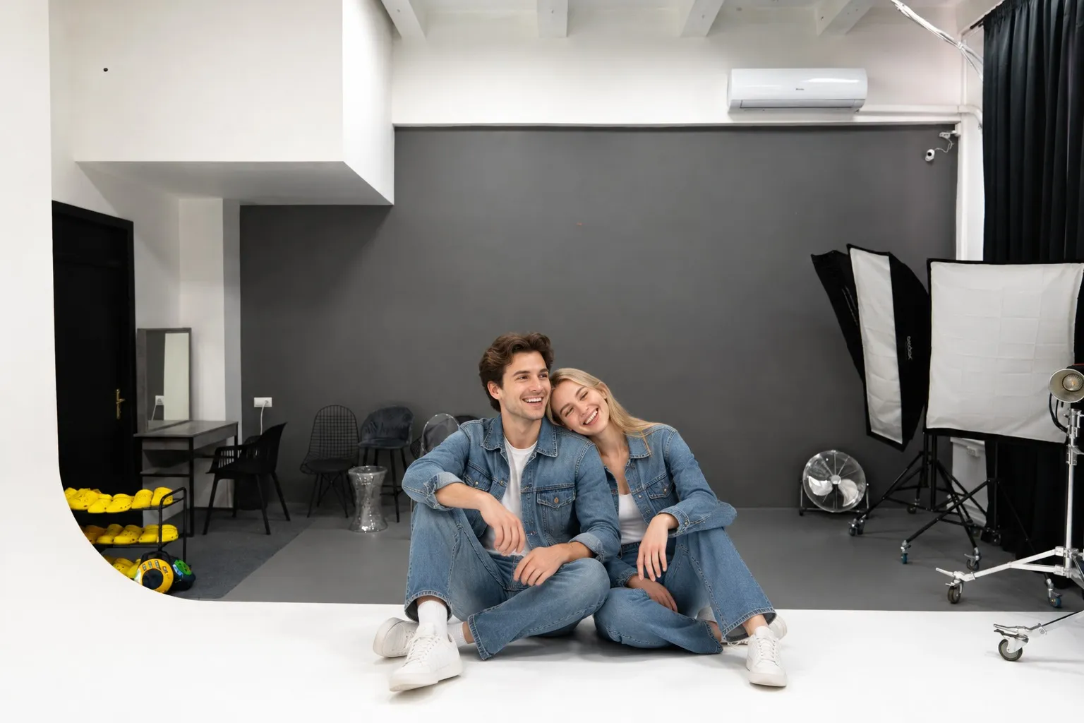 смех на полу. Love story для пары — фотосессия в зале Цирконий, PhotoHub